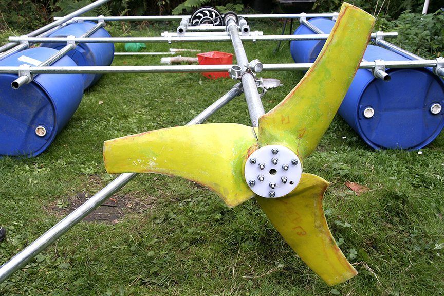 In October 2013 they tested this low-cost, low-tech water turbine on the tidal Thames