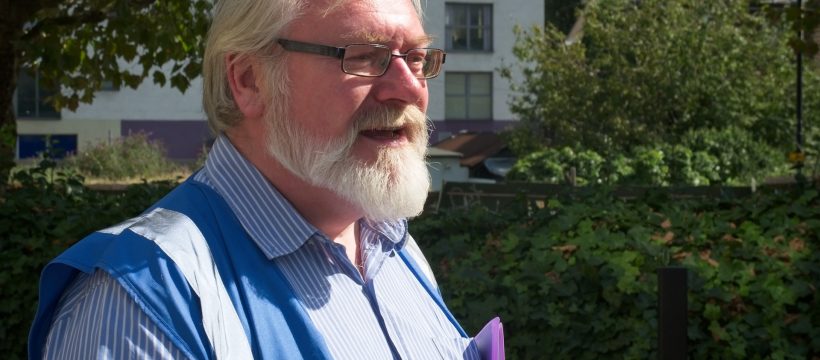 David Charnick running his "Cubitt Wakes the Isle of Dogs" guided walk