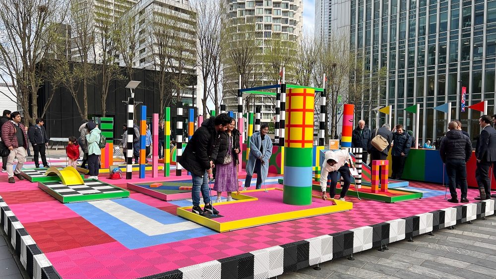 Free Minigolf in Montgomery Square, Canary Wharf